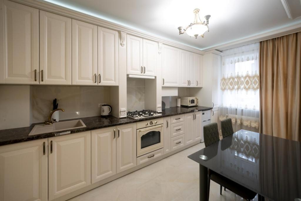 Apartments U Ratushi Камианец-Подилский Екстериор снимка